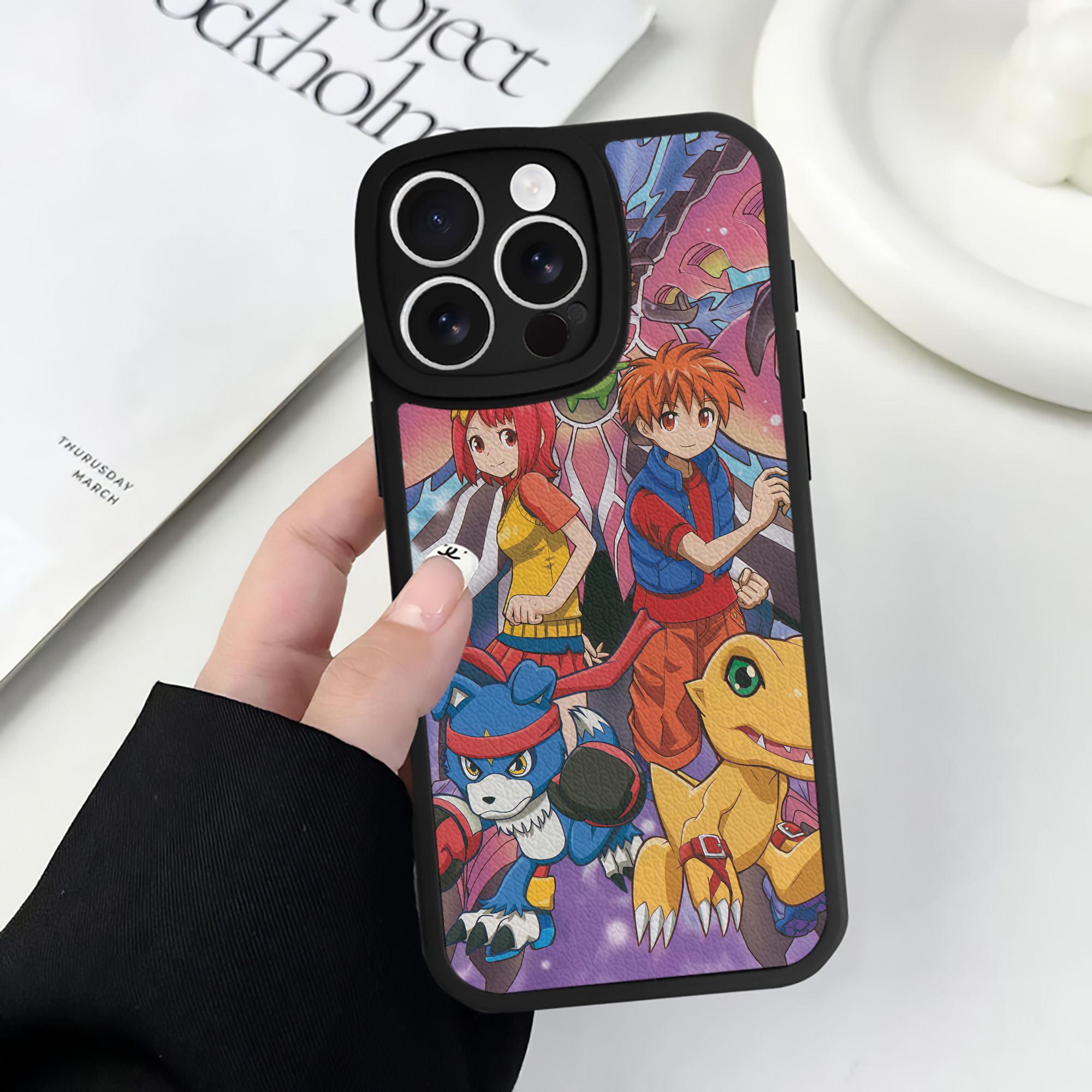 （画像用） Digimon デジタルモンスター/デジモン 【iPhone 16シリーズ対応】シリコンスマホケース（レザー調） 材質：シリコン